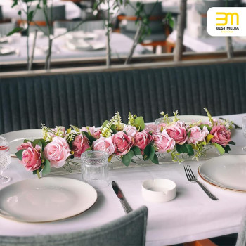 Rectangular Floral Centerpiece for Dining Table, Modern Acrylic Low Floral Vase for Home Decor and Weddings, 61 cm, Clear
